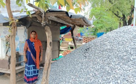 मकान निर्माण करवा रहे दबंग ने दलित महिला के ढाले के सामने डलवा दी गिट्टी