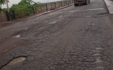 बरसात शुरू होते ही रोड में हुए गड्ढे