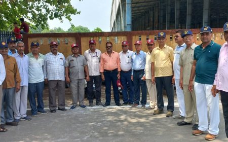 कठुआ में शहीद हुए सैनिकों को श्रद्धांजलि देने के लिए शहीद स्मारक पर इंडियन वेटर्न्स ऑर्गेनाइजेशन की श्रद्धांजलि सभा का आयोजन