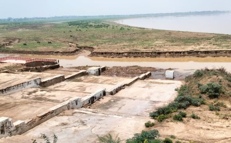 बरसात में भी यमुना की जलधारा घाटों से है दूर