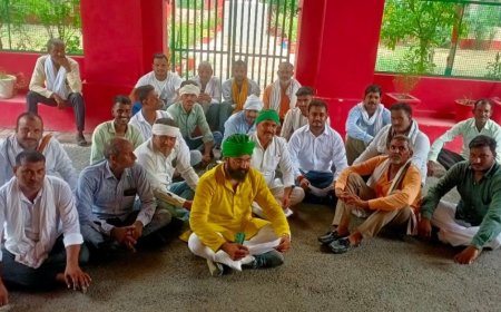 बिजली न मिलने की समस्या को लेकर किसानों ने कलेक्ट्रेट कार्यालय पर दिया धरना