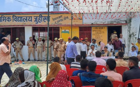 विधायक,ज़िलाधिकारी और अन्य अधिकारियों ने बाढ़ प्रभावित गांव में लगाई चौपाल