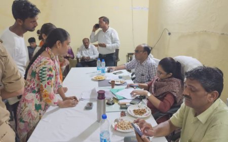 लैट्रिन व दीवाल के पिलर बनाकर आम रास्ता किया अवरुद्ध