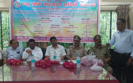 समाज सेवी संस्था ने गरीब छात्र छात्राओं को वितरित कीं पाठ्य पुस्तकें