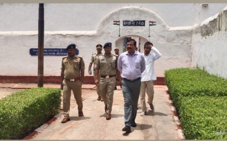 डी एम एवं पुलिस अधीक्षक ने किया जेल का औचक निरीक्षण