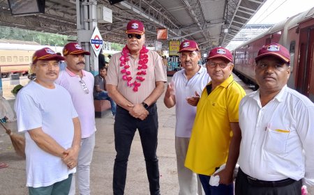 इंडियन वेटर्न्स आर्गेनाइजेशन के राष्ट्रीय अध्यक्ष का कानपुर जाते समय झांसी रेलवे स्टेशन पर पूर्व सैनिकों द्वारा किया गया गर्मजोशी से स्वागत