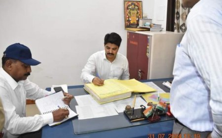 डीआईजी ने एट थाने का किया औचक निरीक्षण, परखी ब्यवस्थाएं