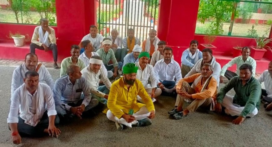 बिजली न मिलने की समस्या को लेकर किसानों ने कलेक्ट्रेट कार्यालय पर दिया धरना