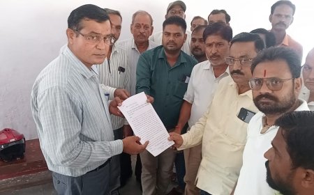 पत्रकार पर फर्जी मुकदमा दर्ज होने पर भड़के पत्रकार, डीएम, एसपी, को सौंपा ज्ञापन