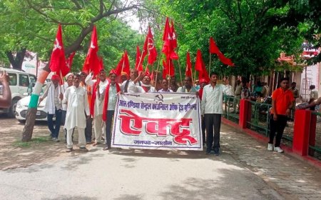 आल इंडिया कस्ट्रेक्शन वर्कर्स फेडरेशन एक्टू ने किया कलेक्ट्रेट में प्रर्दशन