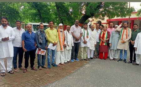 बिजली कटौती की समस्या को लेकर कांग्रेसियों ने किया कलेक्ट्रेट में प्रर्दशन