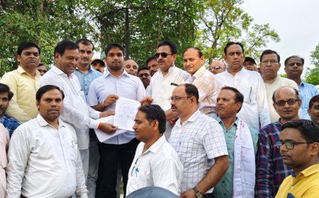 पुरानी पेंशन बहाली को लेकर जिलाधिकारी को मुख्यमंत्री को संबोधित ज्ञापन सौंपा