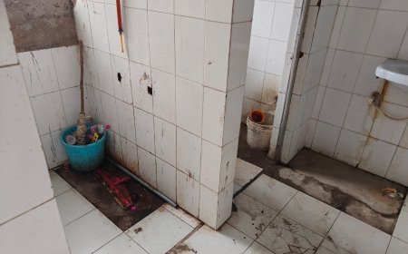 जिला अस्पताल में शौचालय की जर्जर स्थिति, अधिकारियों की लापरवाही पर उठे सवाल