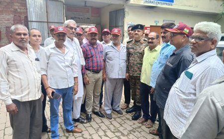 पूर्व सैनिकों ने लखनऊ से आए प्रतिनिधिमंडल को समस्याओं को लेकर सौंपा ज्ञापन