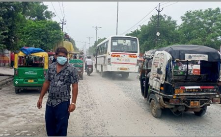 मिट्टी की धुंध में सड़क पर आपस में टकरा रही गाडियां