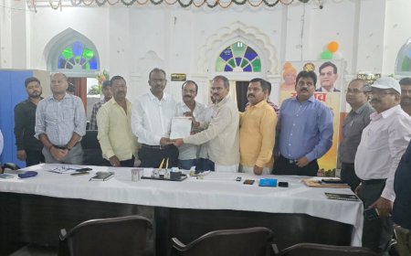 नगर आयुक्त से मिले अवध कान्ट्रैक्टर एसोसिएशन के ठेकेदार, मांगों का दिया ज्ञापन।