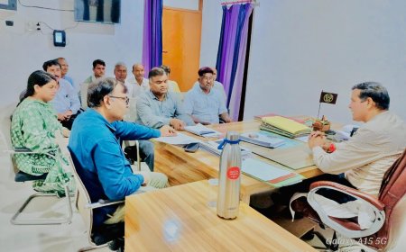 यमुना नदी की बाढ़ में डूबे युवक के आश्रितों को 4 लाख की शासकीय मिली मदद