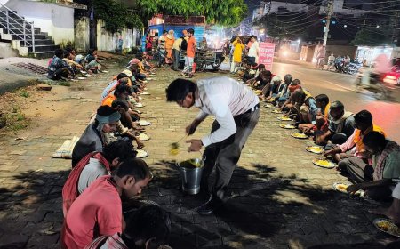 उत्तर प्रदेश के अंकित शुक्ला की संस्था पहल मिटा रही भूख, सड़क व रेलवे-स्टेशन पर बैठे असहाय जरूरतमंद का भर रहीं पेट