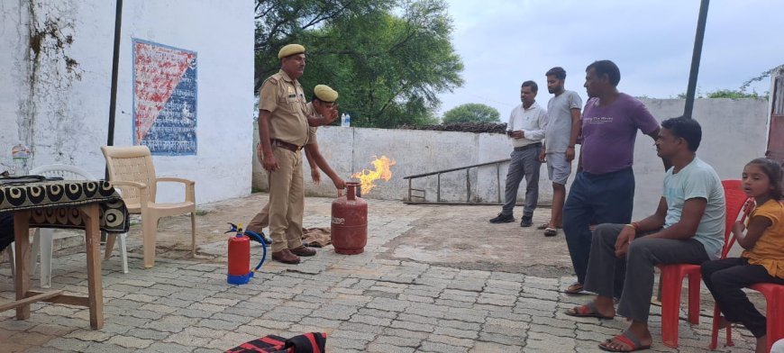 बाढ़ग्रस्त क्षेत्रों में लोगों को आने वालीं आपदाओं से बचाव के लिए किया गया जागरूक