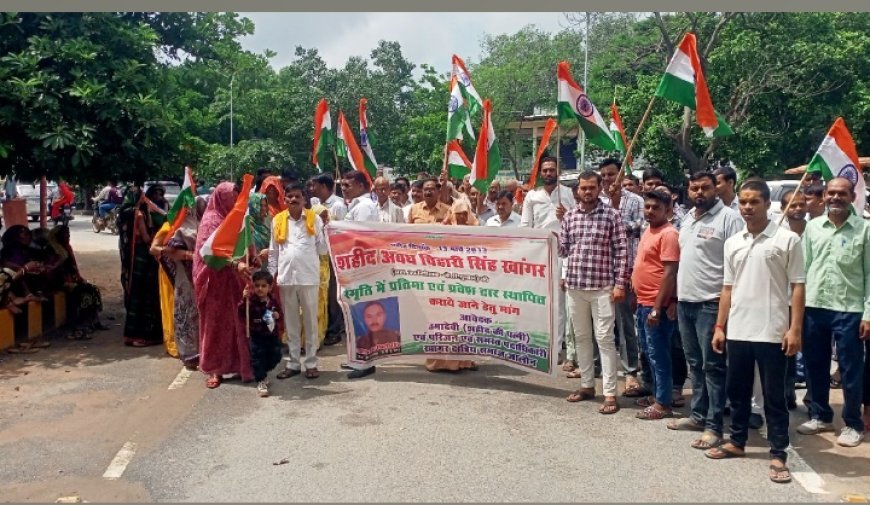 शहीद अवध बिहारी सिंह की प्रतिमा एवं प्रवेश द्वार बनवाने को लेकर डीएम को सौपा ज्ञापन