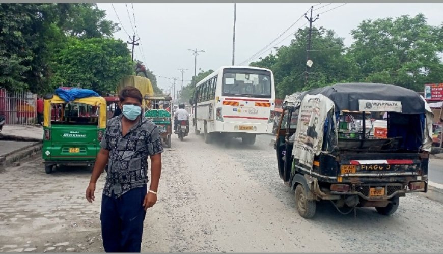 मिट्टी की धुंध में सड़क पर आपस में टकरा रही गाडियां