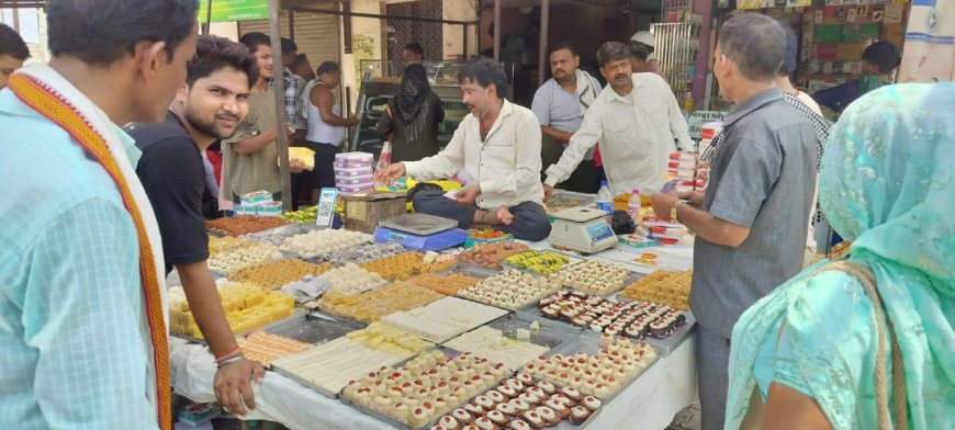 रक्षाबंधन के त्योहार पर राखी एवं मिठाईयों की दुकानों में ग्राहकों ने जमक रकी खरीददारी