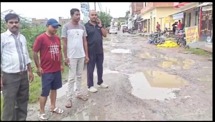 वाह रे पालिका - मवई रोड पर मोहल्ले वासी पपिंग सैट द्वारा मोहल्ले का पानी निकालने मे लगे ।