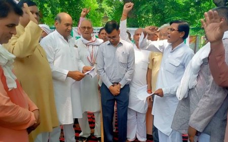 किसानों की समस्याओं को लेकर सामाजिक न्याय एवं किसान मंच ने कलैक्ट्रेट में दिया धरना