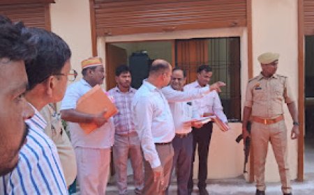 डीएम पवन अग्रवाल ने मंगलवार को आदर्श नगर पालिका परिषद उतरौला का किया निरीक्षण