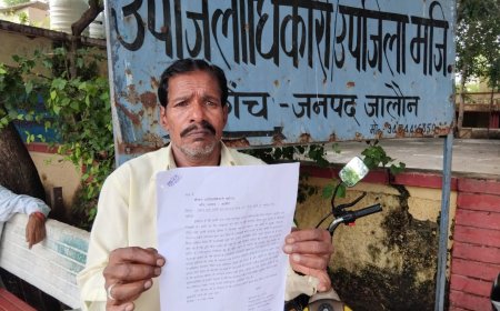 दरवाजा बंद कर आवागमन किया बाधित पीड़ित ने एस डी एम से की शिकायत