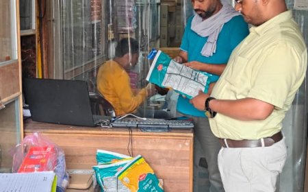 छापा मारकर तीन प्रतिष्ठानों में भरे गए खाद्य पदार्थों के सैंम्पुल