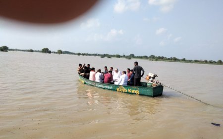 विधायक- एसडीएम ने स्टीमर से बाढ़ ग्रस्त इलाकों का किया दौरा