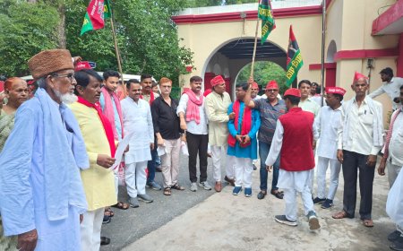 बाढ़ पीड़ितों की समस्याओं को लेकर समाजवादी पार्टी ने जिलाधिकारी को सौंपा ज्ञापन