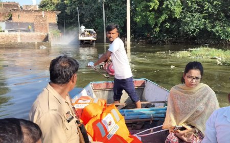 बाढ़ ग्रस्त क्षेत्र में एस डी एम ने खाद्य सामग्री वितरित कर ब्लीचिंग पाउडर का कराया छिड़काव