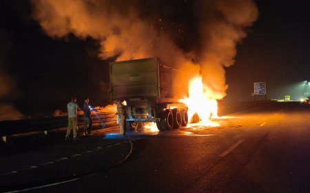 चलते ट्रक में अचानक लगी आग चालक ने ट्रक से कूद कर बचाई जान
