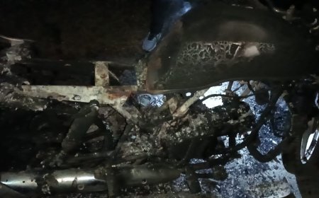 दो दोस्तों की नशेबाजी ने दोस्त की बाइक को हाईवे पर लगा दी आग