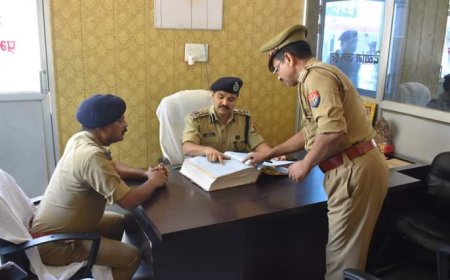 डीआईजी झांसी कलानिधि नैथानी ने किया कोतवाली उरई का किया निरीक्षण