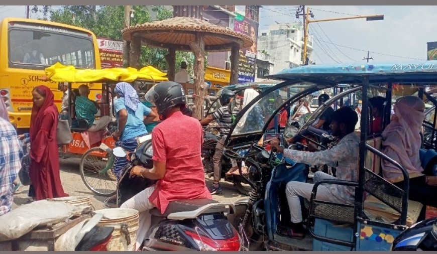 शहर के मुख्य मार्ग पर सड़क निर्माण होते से यातायात ब्यवस्था धवस्त