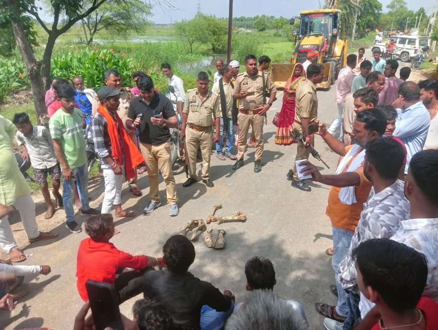 मृत गौ वंश के कंकाल को रखकर हिन्दू संगठनों ने लगाया जाम