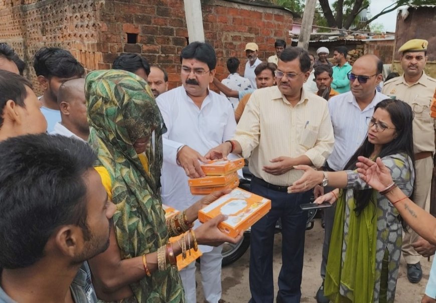 नगर में बाढ़ प्रभावित इलाकों का सिटी मजिस्ट्रेट ने दौरा कर बांटी राहत सामग्री