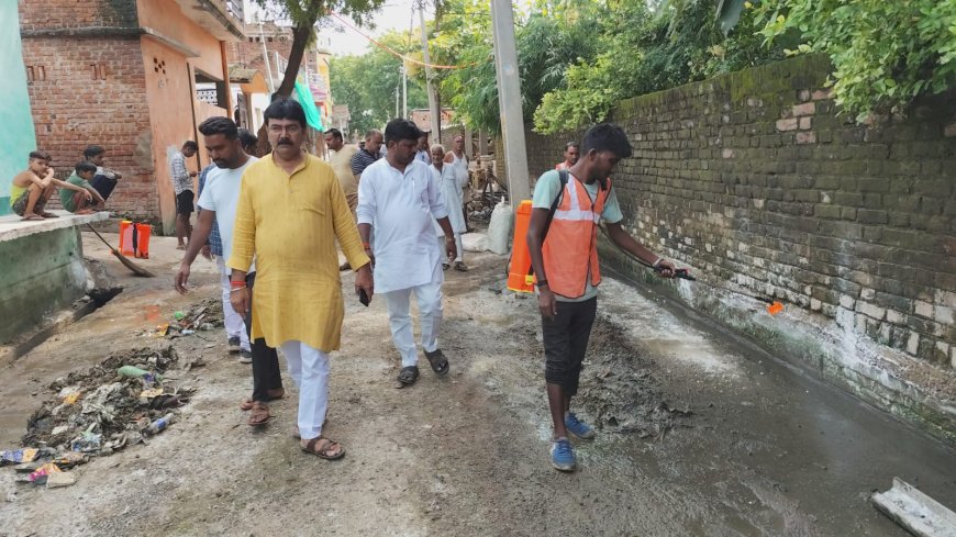 बाढ़ से आयी हुई गंदगी को पालिकाध्यक्ष ने करवाया साफ