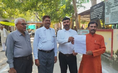 क्षतिग्रस्त रोड को दुरुस्त कराए जाने की ग्रामीणों ने की मांग