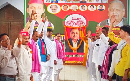 सपा कार्यालय पर मनाई गई पूर्व मुख्यमंत्री मुलायम सिंह यादव की पुण्यतिथि