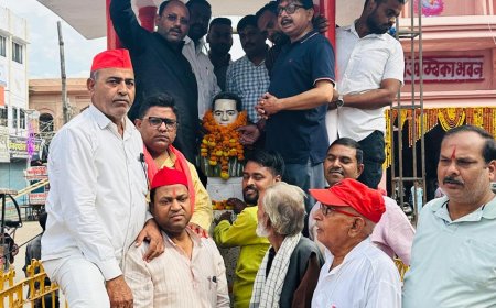 समाजवादी पार्टी महानगर कमेटी ने चौक स्थित डॉ राम मनोहर लोहिया की मूर्ति पर मल्यार्पण कर उनकी पुण्यतिथि मनाई