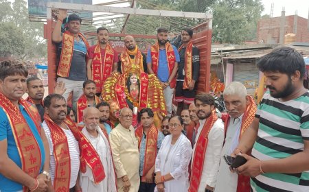 दिल्ली से विसर्जन के लिए अयोध्या पहुंची मां की प्रतिमा, हुआ भव्य स्वागत
