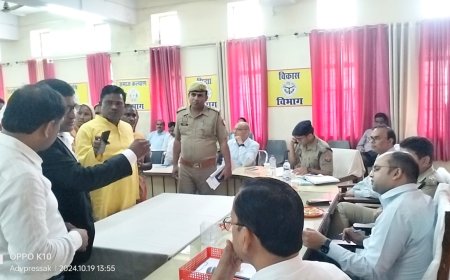 सम्पूर्ण समाधान दिवस में डीएम ने गंभीरतापूर्वक सुनी जनमानस की शिकायतें / समस्याएं