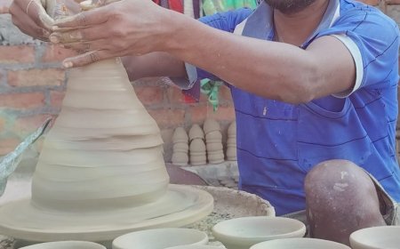दीपावली पर्व पर घरों को रोशन करने के लिए कुम्भकार के चाक ने पकड़ी रफ्तार