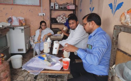 उप जिलाधिकारी ने मिठाई की दुकान से भरे नमूने