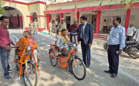 जिलाधिकारी राजेश कुमार पाण्डेय की सराहनीय पहल: दिव्यांगों को मिली मोटराइज्ड ट्राई साइकिल