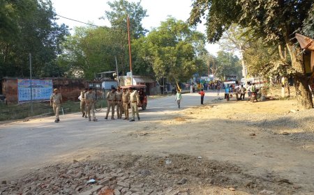 दीपावली पर्व के मद्देनजर पुलिस ने पैदल गस्त कर कराया सुरक्षा का एहसास।